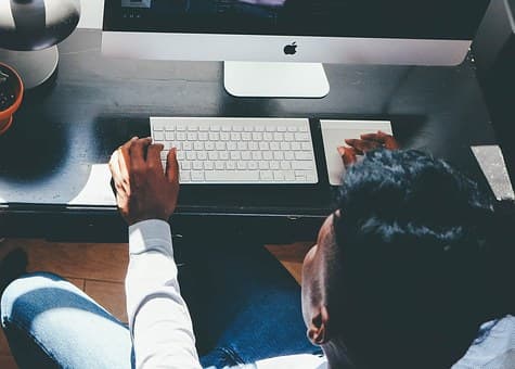 Rechner mit Website‑Darstellung – Crawling, Indexierung und Struktur