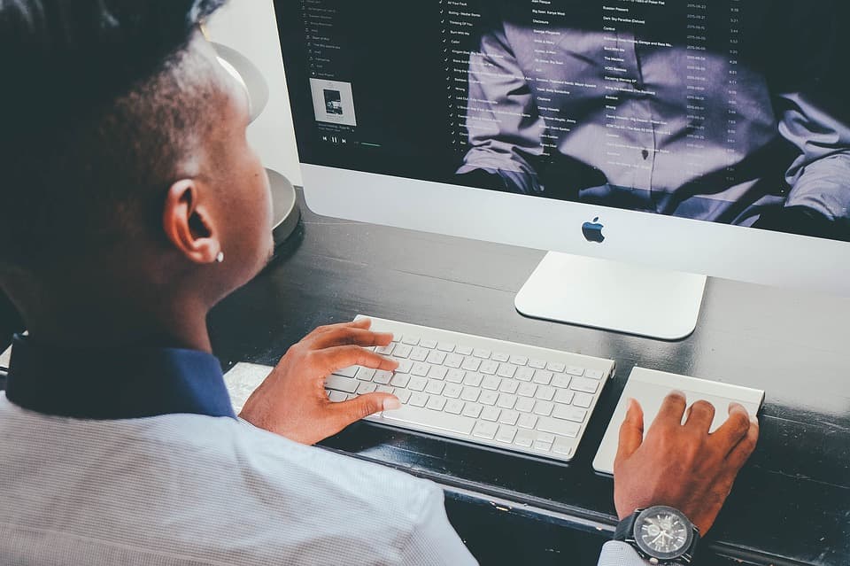 Sicherer Arbeitsplatz mit PC – DSGVO, Cookies und Datenschutz auf der Website