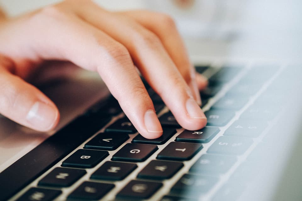 Entwickler‑Laptop mit Editor – symbolisch für Web‑Performance und Core Web Vitals