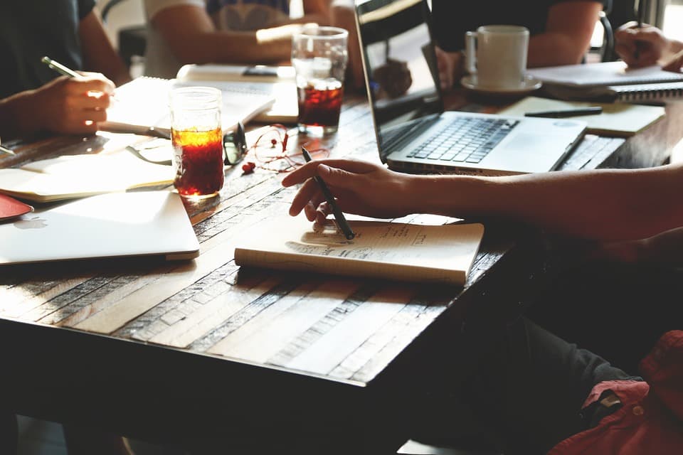 Gründerteam vor dem Bildschirm – Kriterien beim Agentur‑Vergleich