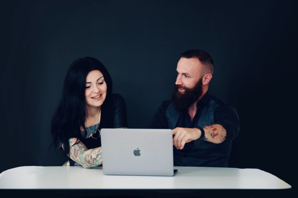 Kontakt Webdesign München: Finity In Team am Laptop im Projektgespräch
