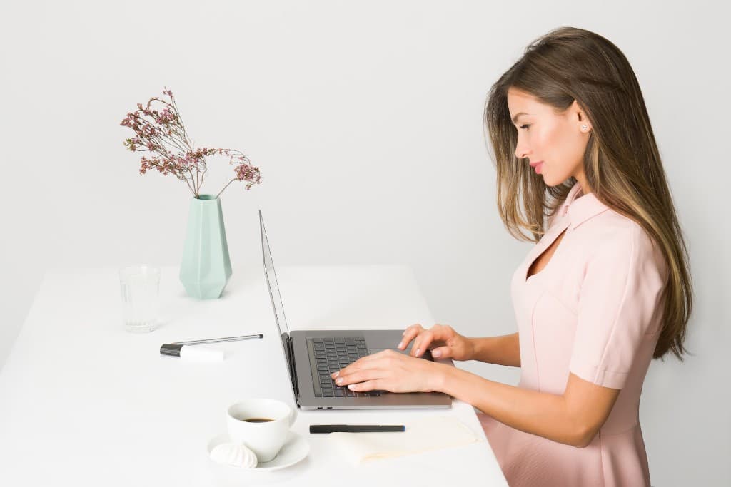 Fokussiert am Arbeitsplatz: Laptop, Notizen und freundlicher Arbeitsraum — passend zu Insights einer Webdesign-Agentur aus München.
