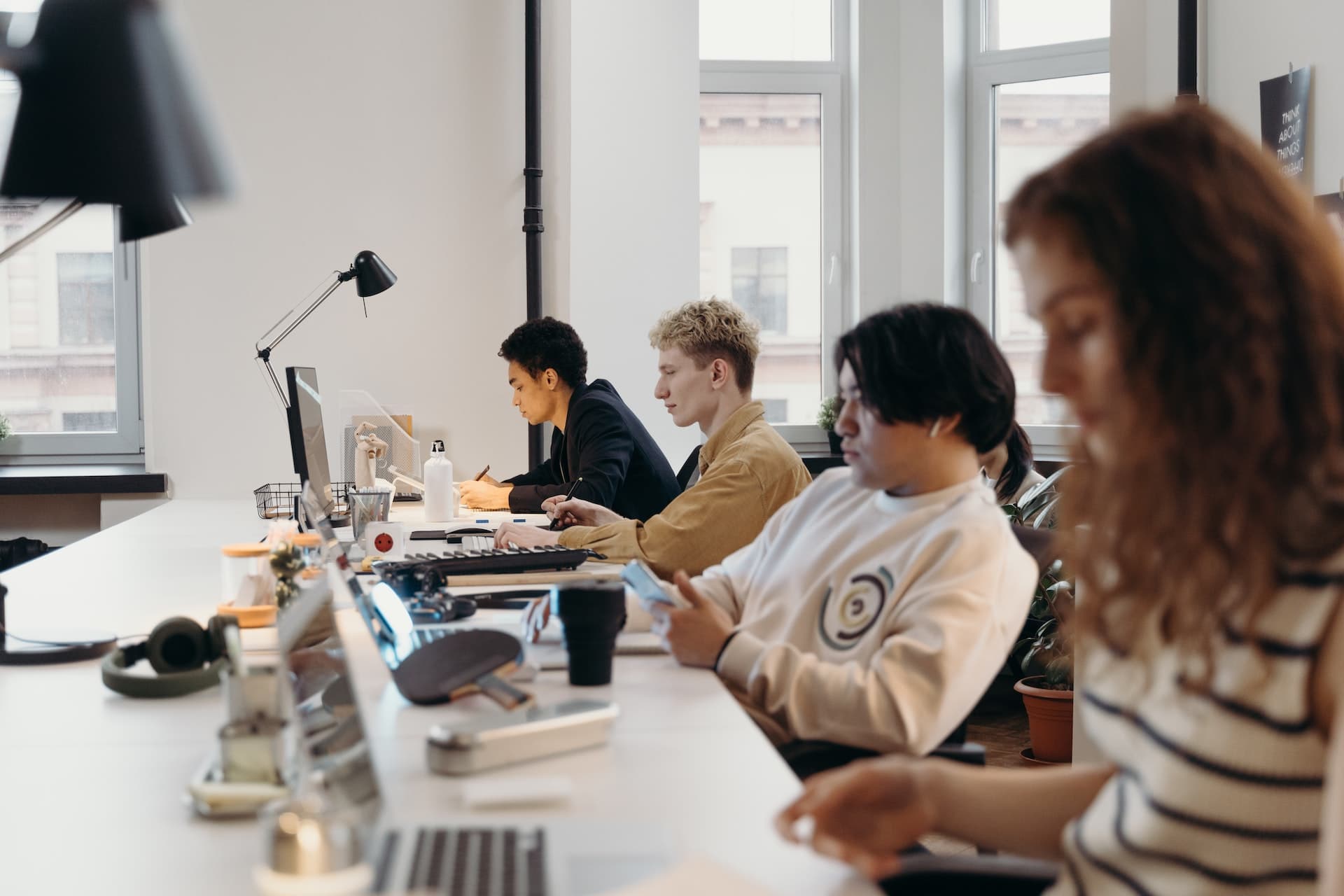 Kreative Produktion am Laptop – Content‑ und Layout‑Varianten mit KI